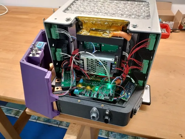 Open battery prototype with its electronics