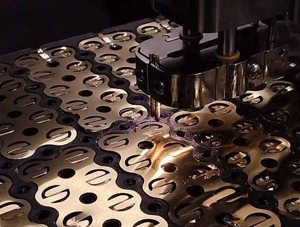 Spot welder joining busbars to battery cells